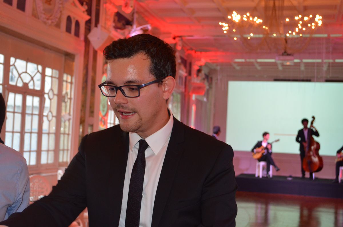 Animation mariage soirée festive avec invités dansant et ambiance lumineuse 3