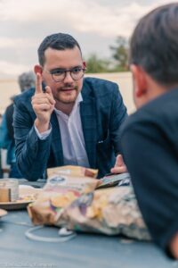 Clément le Magicien réalisant un tour de magie sur scène devant son public