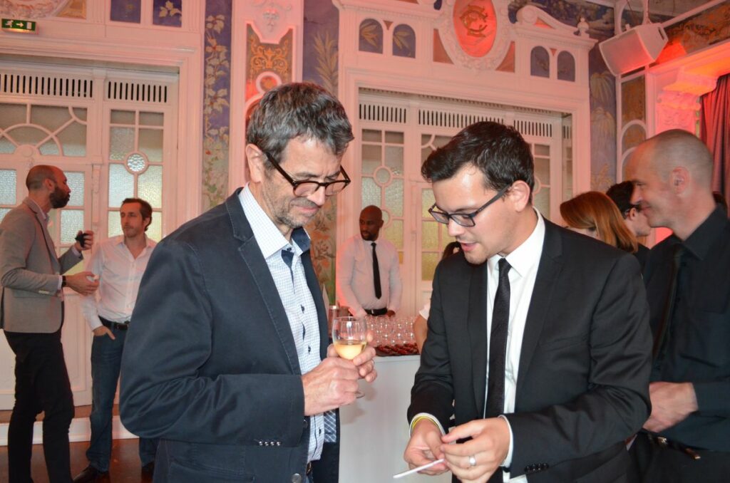 Magicien attirant des visiteurs sur un stand de salon professionnel
