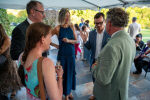 Magicien de mariage réalisant un tour de magie devant les invités