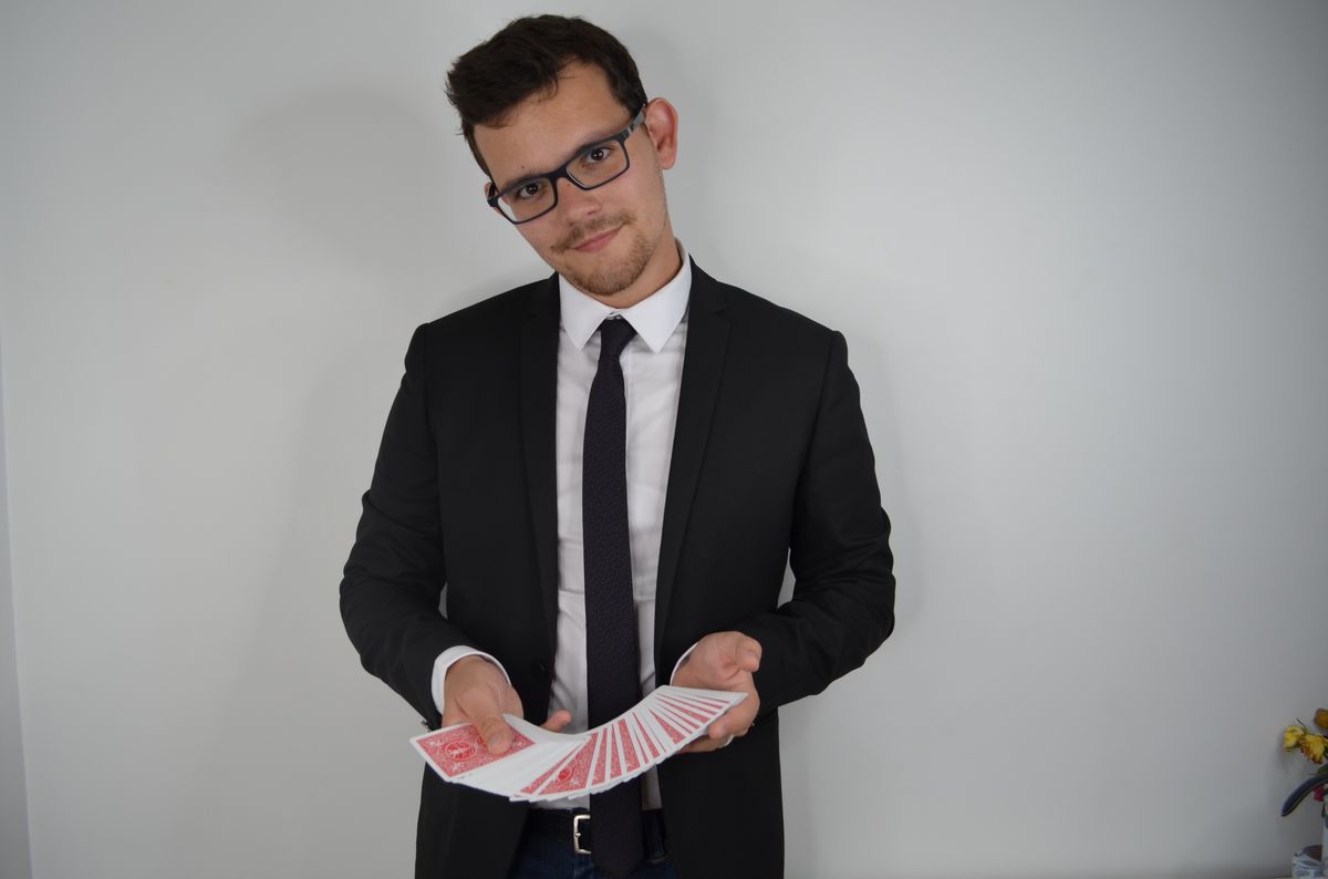 Magicien animant un séminaire d’entreprise pour dynamiser les équipes 3