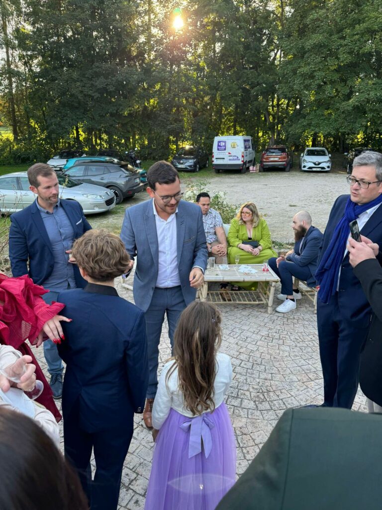 Jeux de mariage pendant le repas avec invités rassemblés autour des tables