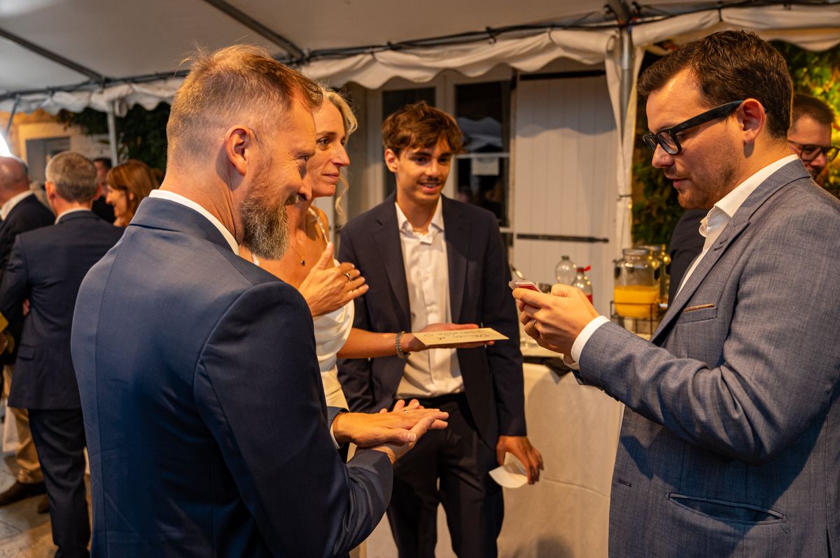Jeux de mariage pendant le repas avec invités rassemblés autour des tables 2