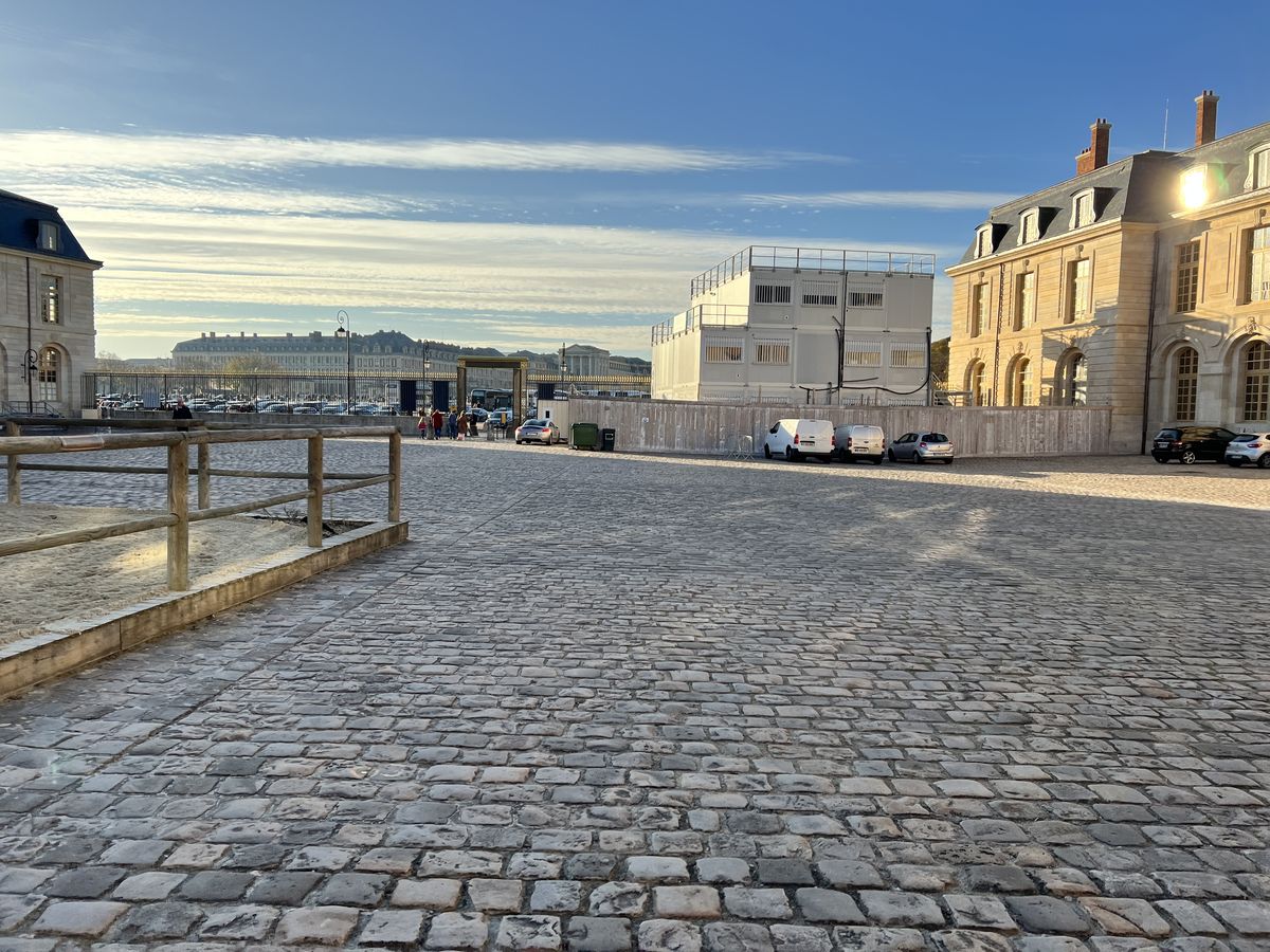 Jeux de mariage pendant le repas avec invités rassemblés autour des tables 3