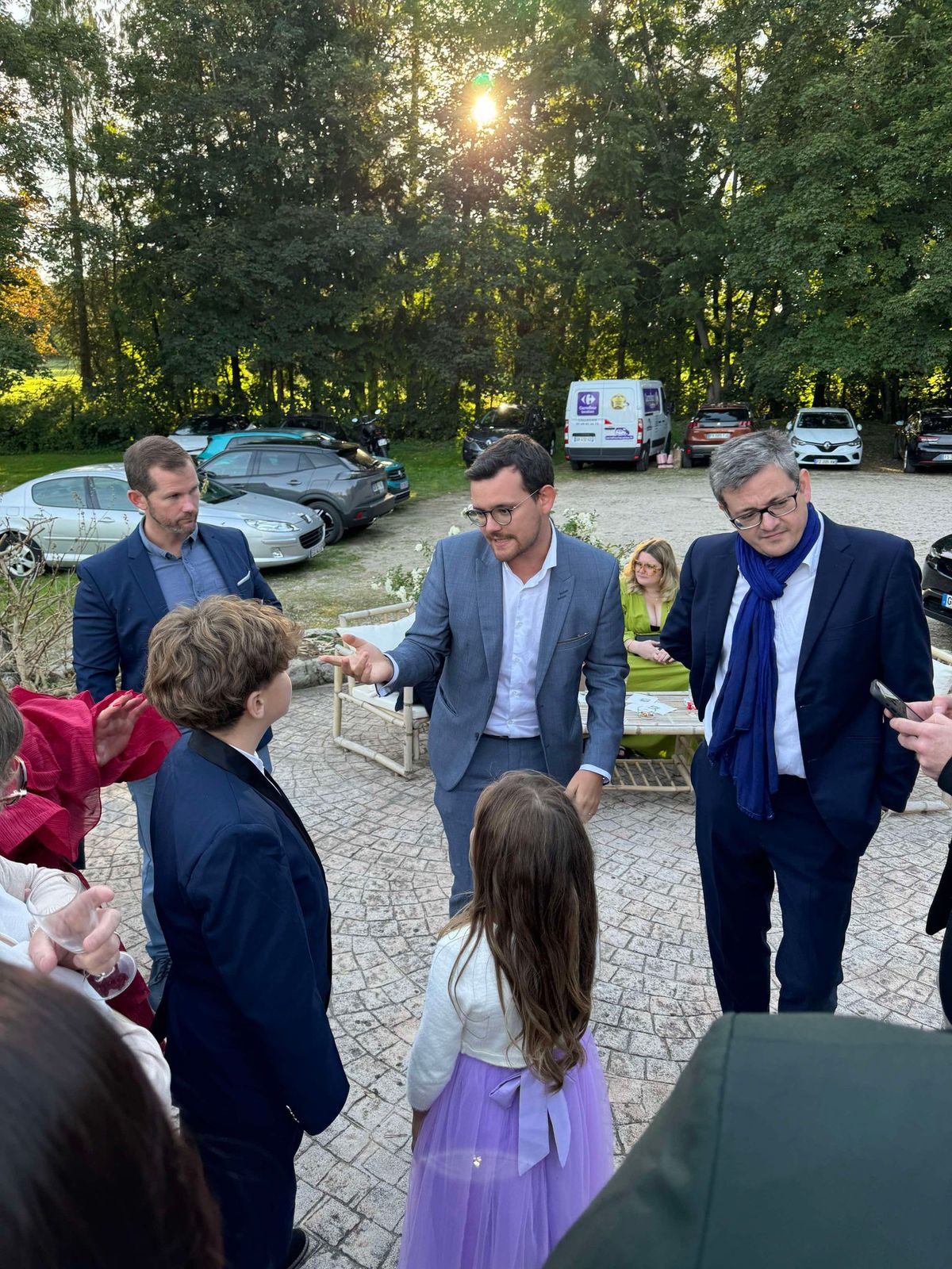 Magicien anniversaire à Paris réalisant un tour de magie pour un anniversaire festif 2