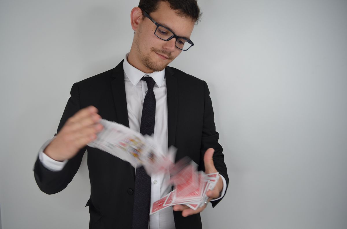 Magicien Calvados réalisant un tour de magie lors d’un événement festif 2