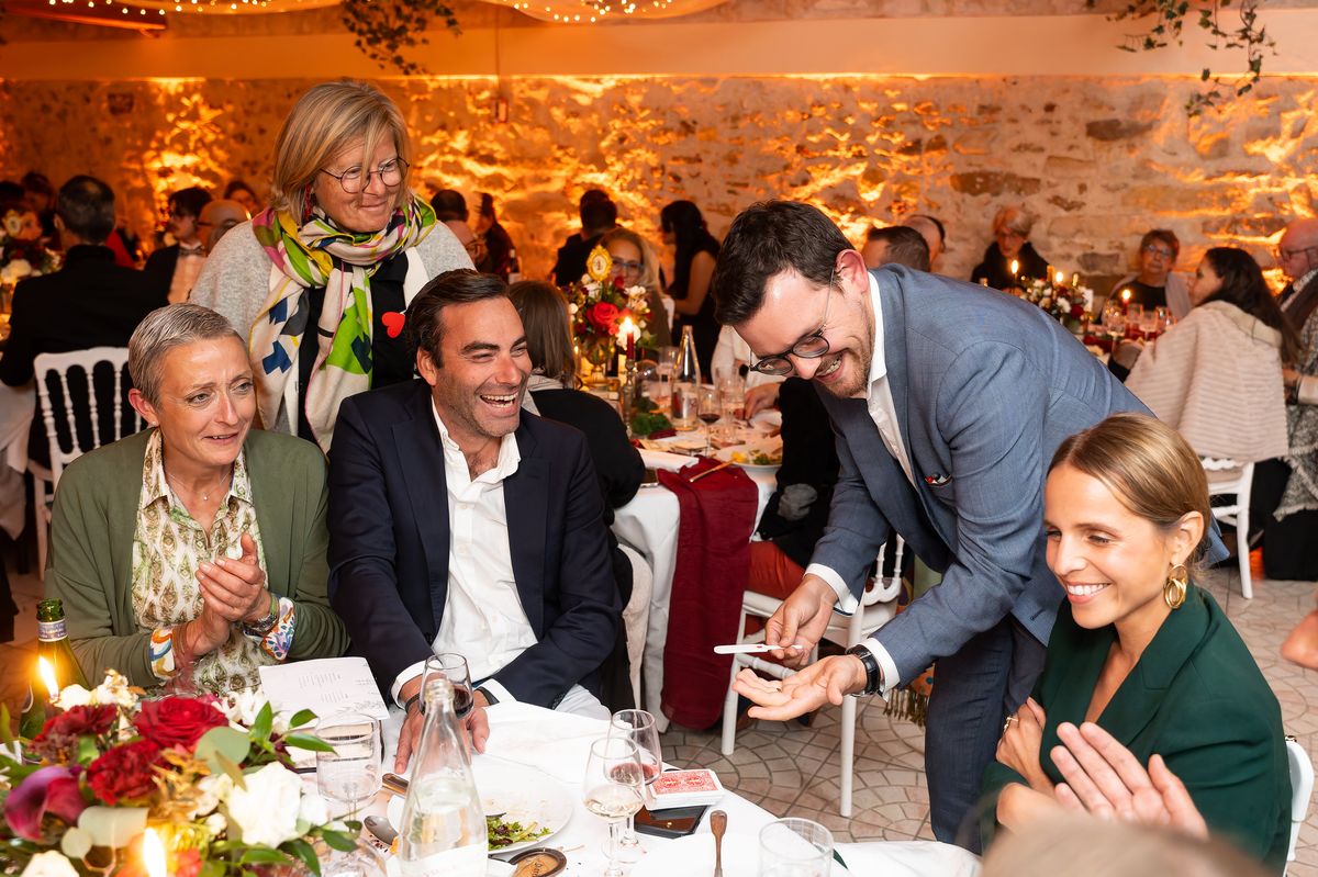 Magicien close-up cocktail réalisant un tour de magie devant des invités 2