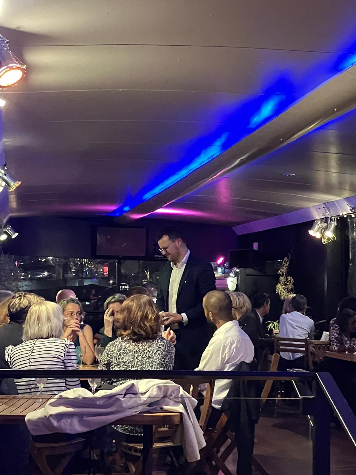 Magicien close-up en prestation événementielle, illusionniste de proximité pour soirée privée 2