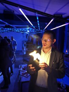 Magicien entreprise animant un événement professionnel avec un spectacle interactif