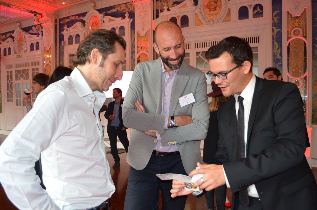 Magicien entreprise animant un événement professionnel avec un spectacle interactif 2