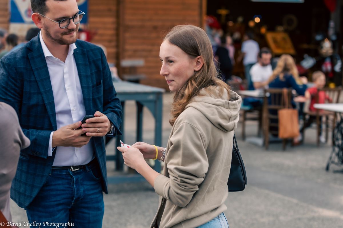 Magicien entreprise animant un événement professionnel avec un spectacle interactif 3