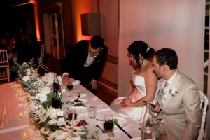 Magicien de mariage réalisant un tour devant des invités émerveillés