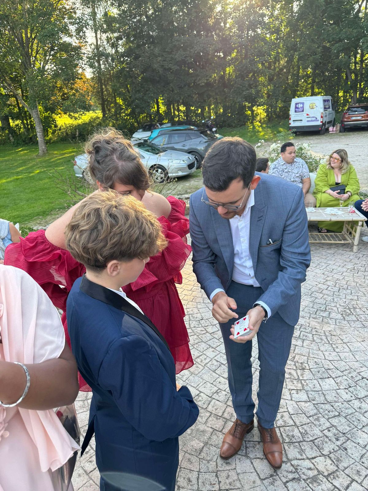 Magicien de mariage réalisant un tour devant des invités émerveillés 2