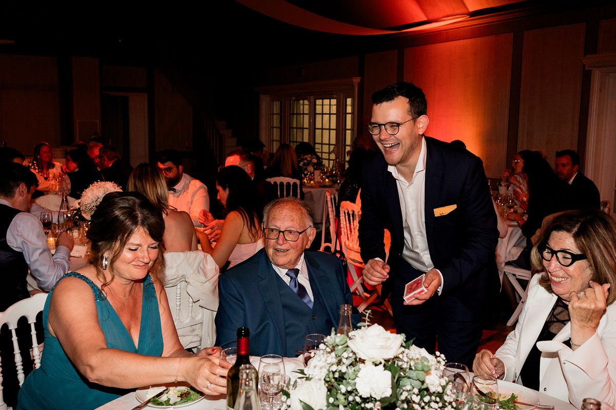 Magicien de mariage réalisant un tour devant des invités émerveillés 3