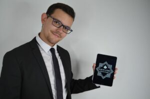Magicien de mariage à Paris réalisant un tour de close-up