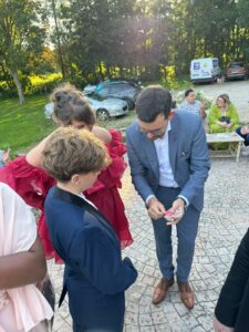 Magicien mentaliste en spectacle de lecture de pensée et illusion mentale