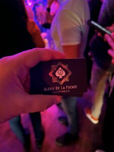 Magicien mentaliste à Paris sur scène, illusion et lecture de pensée