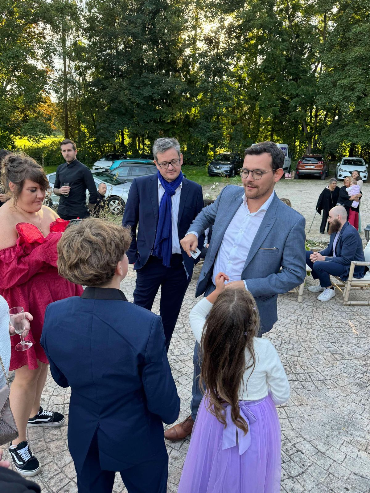 Magicien Paris réalisant un tour de magie sur scène devant un public émerveillé