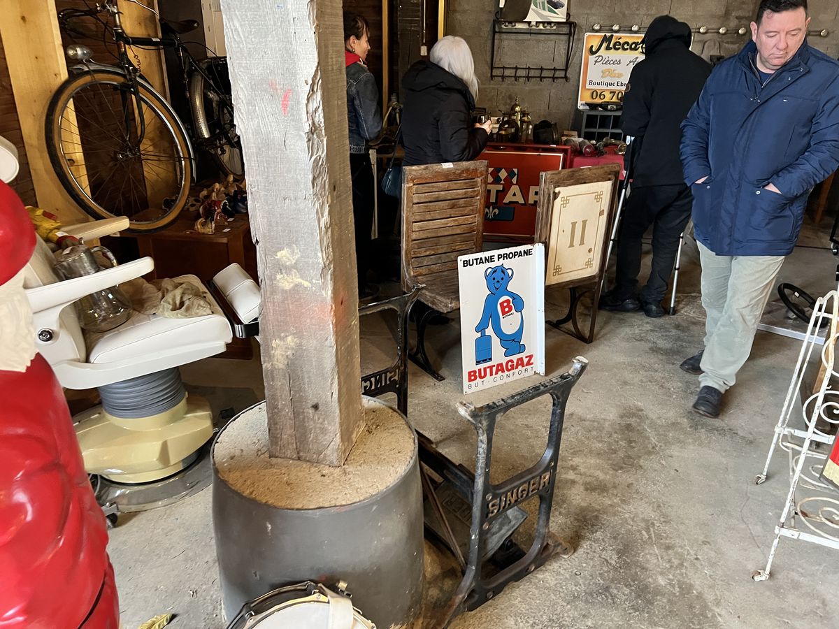 Magicien Paris réalisant un tour de magie sur scène devant un public émerveillé 3