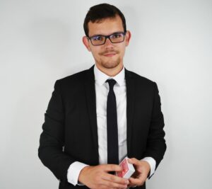 Magicien à Paris en pleine prestation lors d’un spectacle de magie captivant