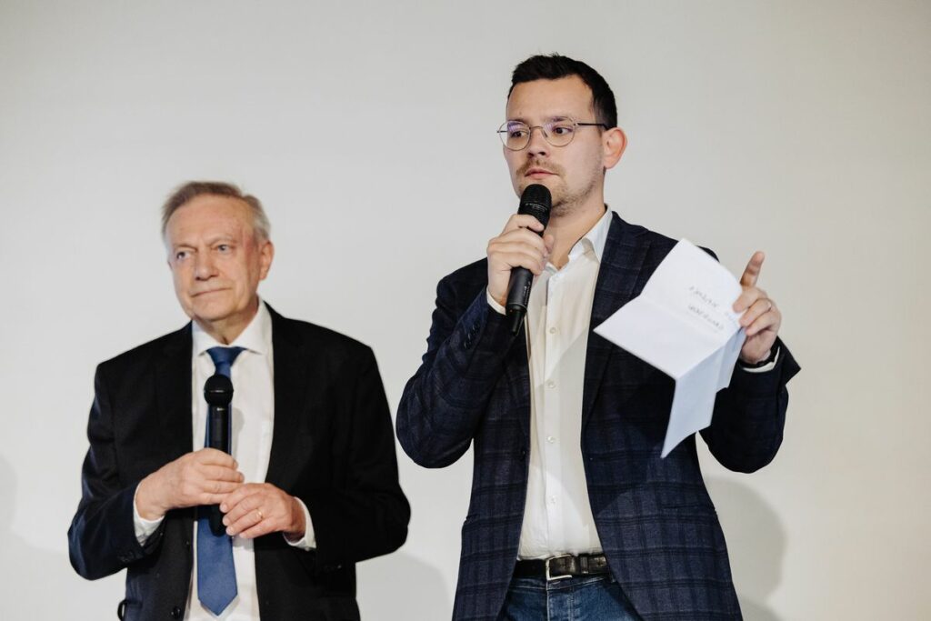 Magicien pour soirée d’entreprise en prestation de close-up lors d’un événement professionnel
