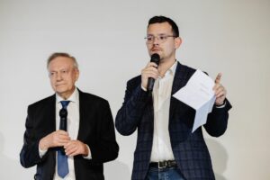 Magicien pour soirée d’entreprise en prestation de close-up lors d’un événement professionnel