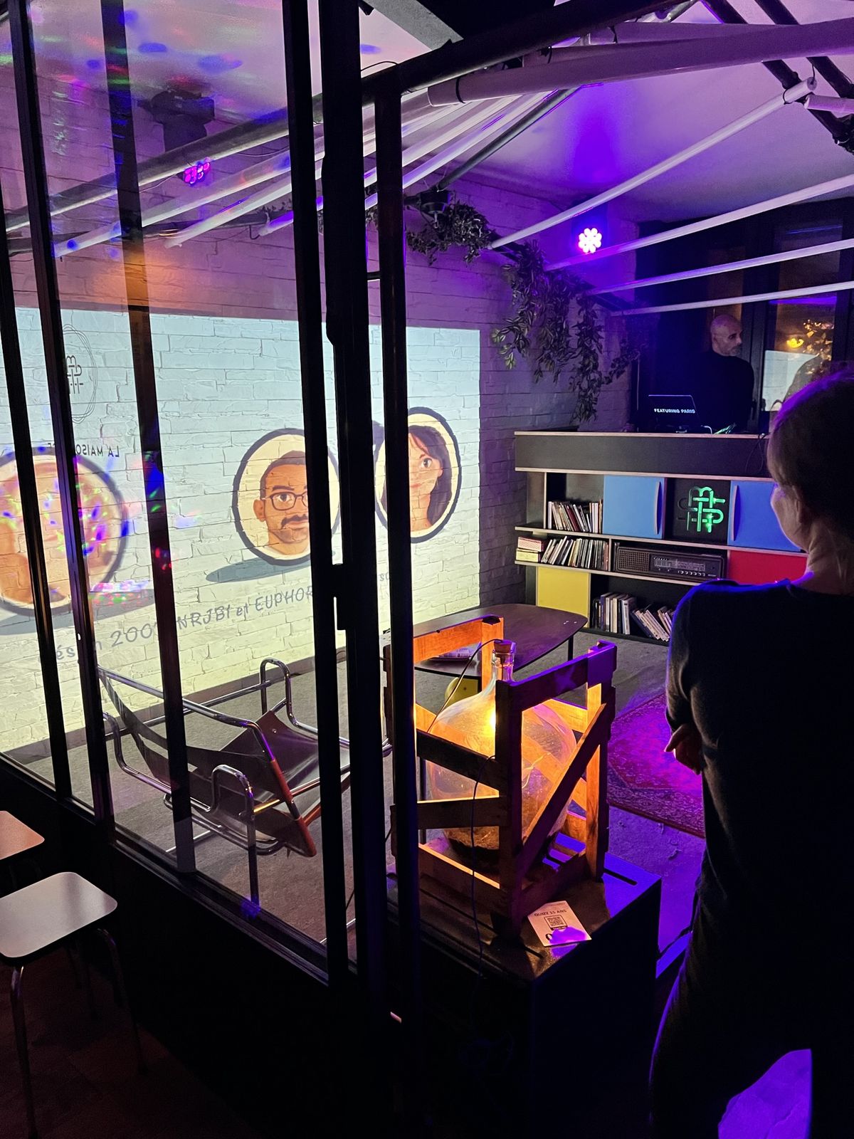 Magicien pour soirée d’entreprise en prestation de close-up lors d’un événement professionnel 3