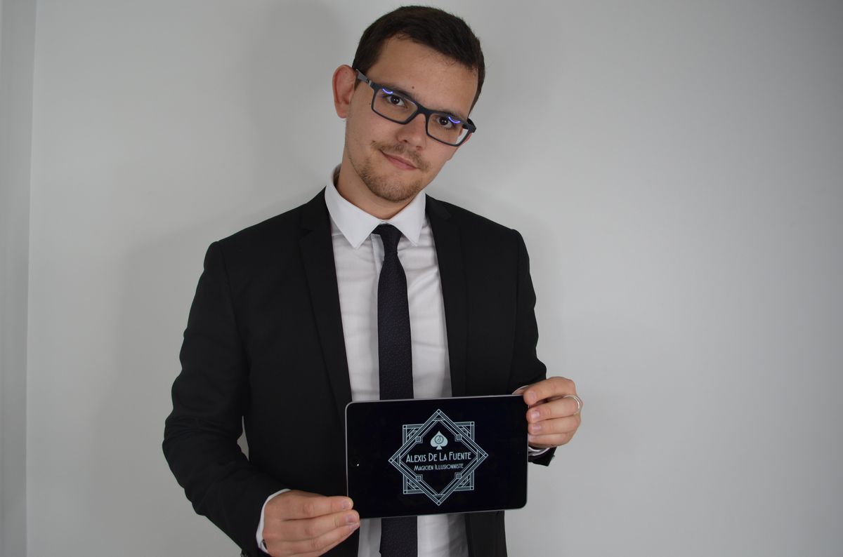 Magicien à Rennes réalisant un tour de magie en close-up pour événement privé 3