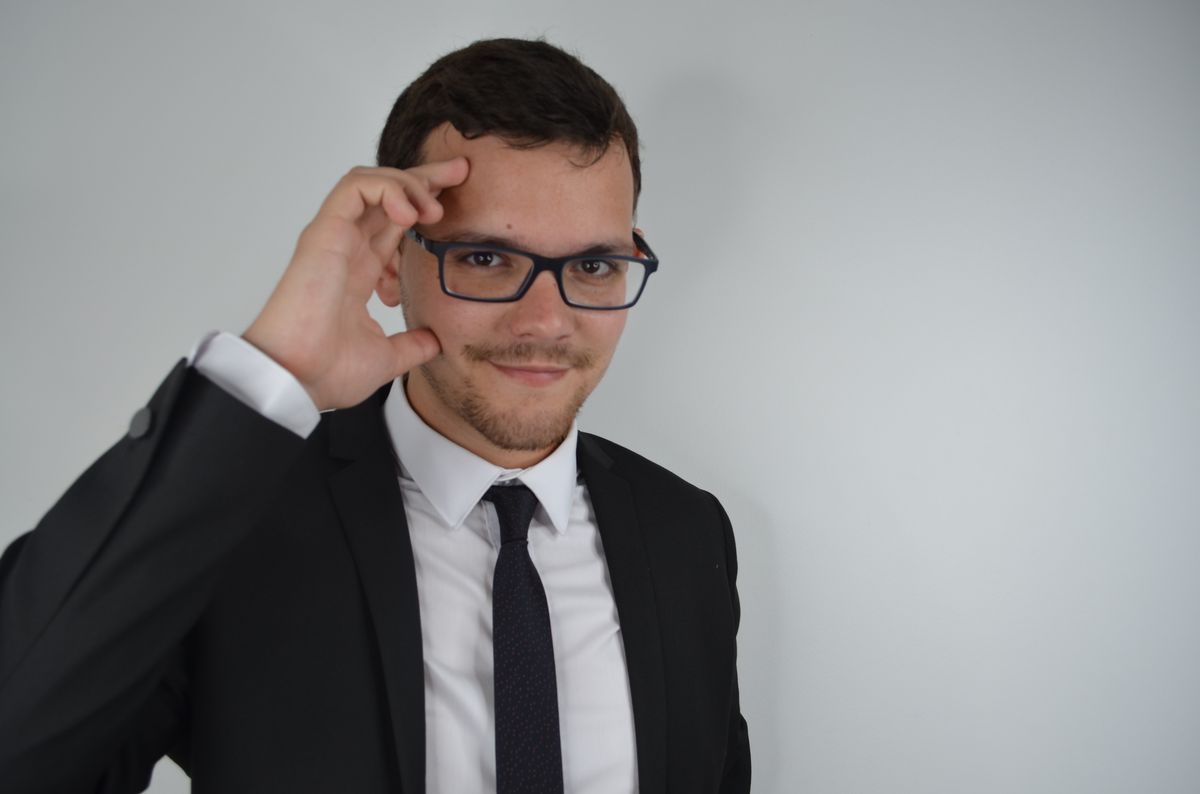 Magicien en salon professionnel animant un stand avec des visiteurs 3
