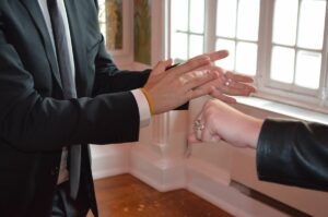 Magicien en close-up animant un vin d'honneur de mariage