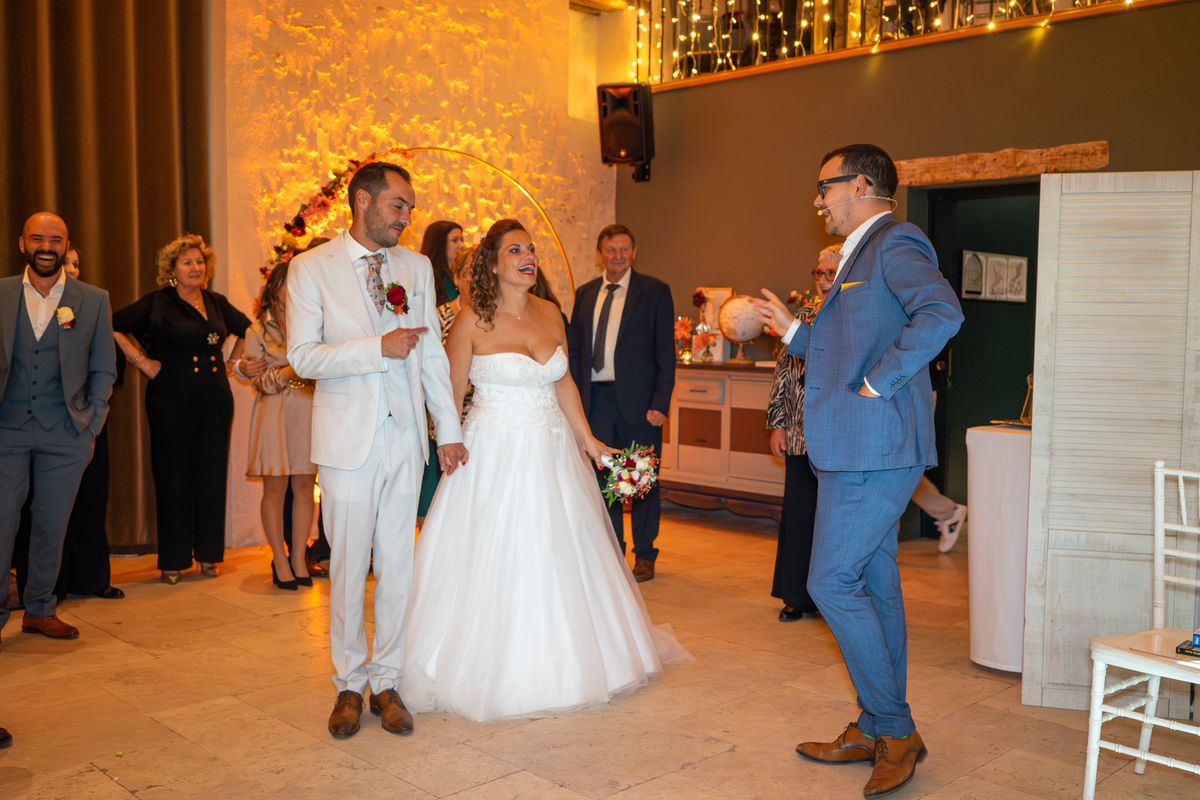 Magicien en close-up animant un vin d'honneur de mariage 2