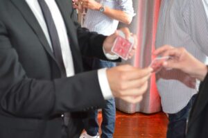 Magicien digital à Paris réalisant une illusion interactive sur tablette