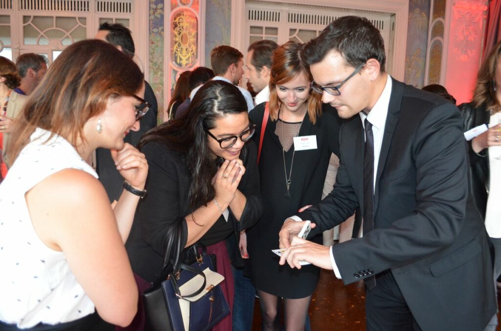 Magie iPad événement avec illusionniste digital captivant les invités