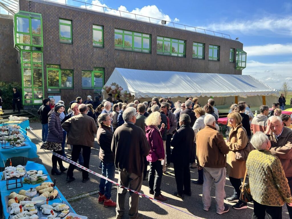Magie marketing événement avec magicien captivant un public d'entreprise