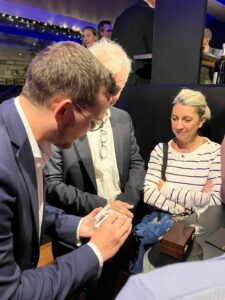 Mentaliste à Paris réalisant un spectacle de magie mentale devant un public