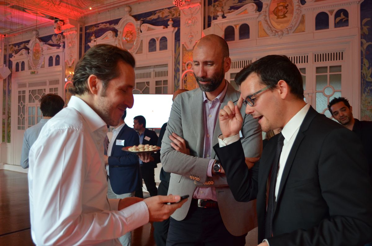 Magicien animant un team building pour renforcer la cohésion d'équipe 3