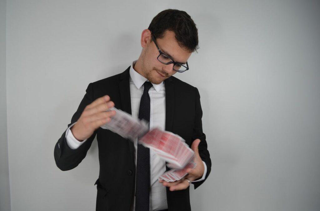 Magicien close-up animant un cocktail d'entreprise avec des tours de cartes