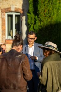 Magicien close-up réalisant un tour de cartes lors d’un événement privé