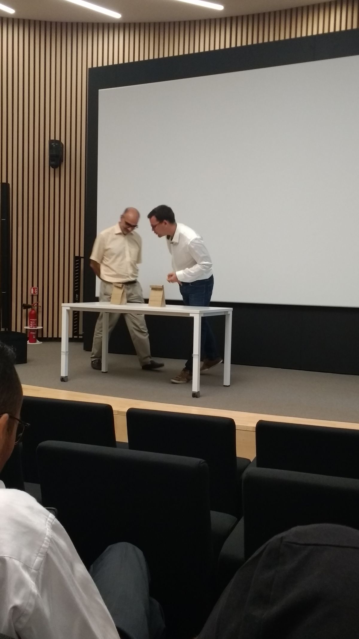 Mentaliste réalisant une expérience de lecture de pensée devant un public 3