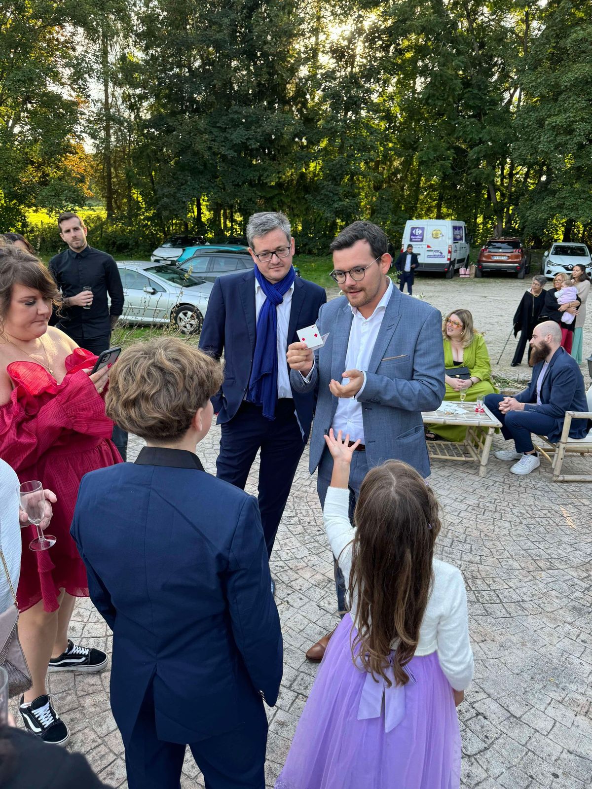 Magicien close-up animant un mariage élégant à Paris 3
