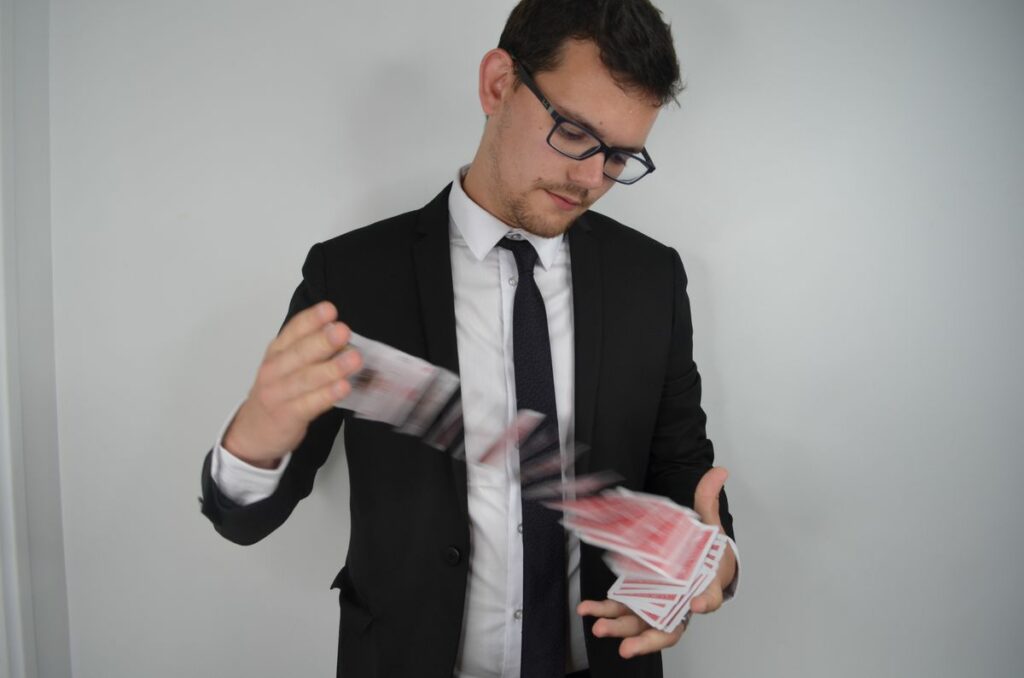 Magicien réalisant un tour de close-up lors d’un lancement de produit