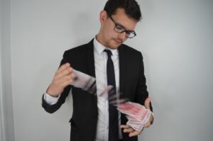 Magicien réalisant un tour de close-up lors d’un lancement de produit