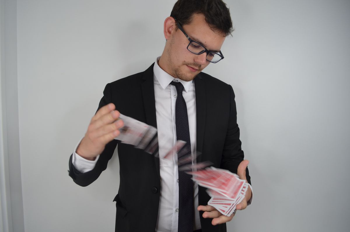 Magicien réalisant un tour de close-up lors d’un lancement de produit