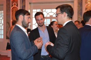 Magicien animant un mariage avec tours de magie pour invités