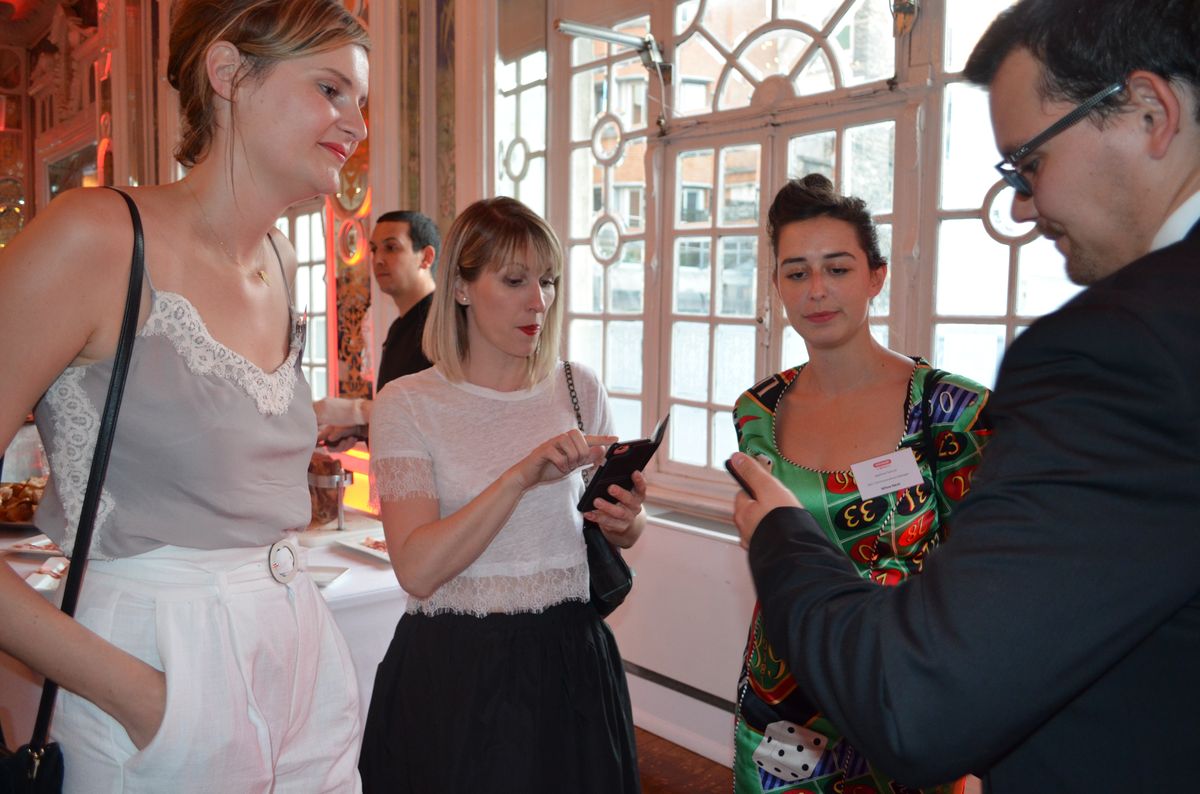 Magicien animant un mariage avec tours de magie pour invités 2