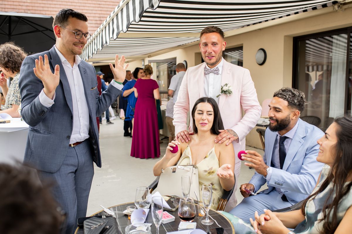 Magicien animant un mariage avec tours de magie pour invités 3