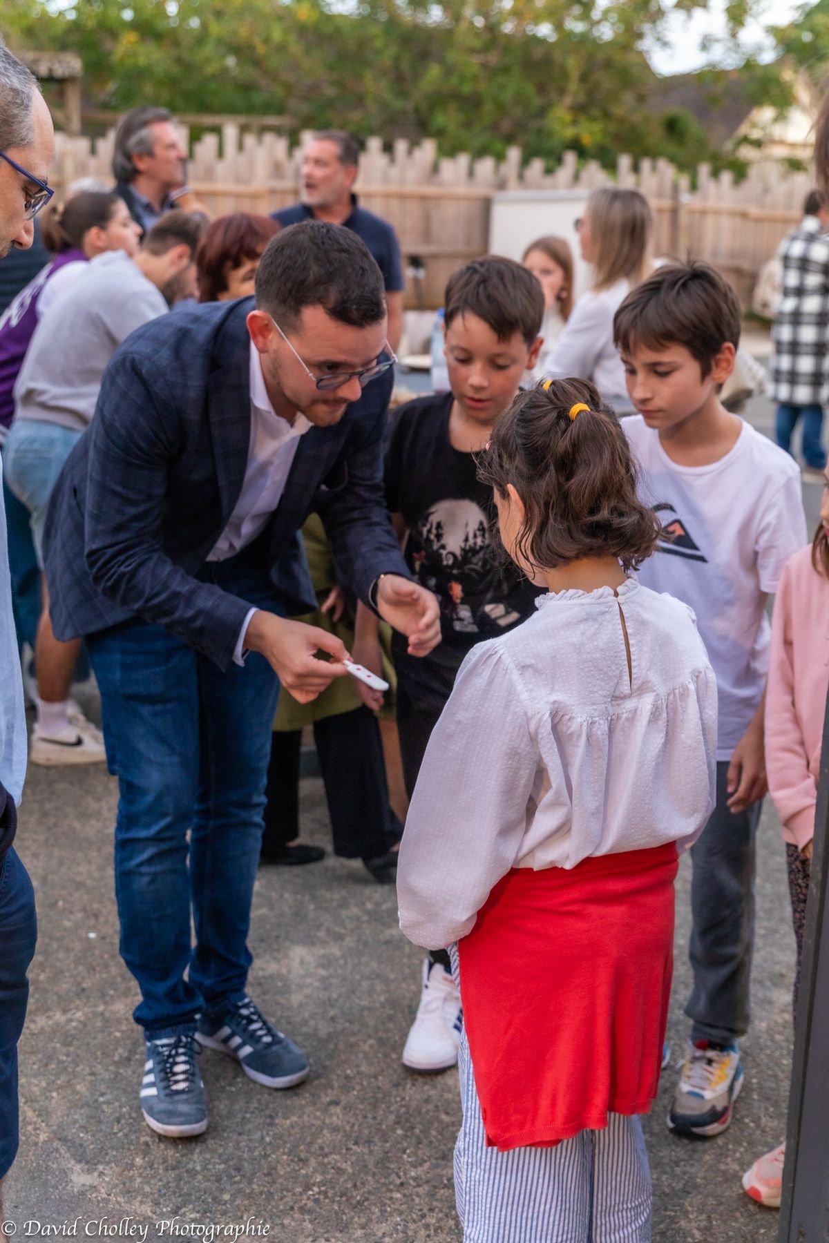 Spectacle d’hypnose à Paris sur scène devant un public captivé 2