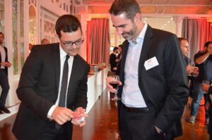 Spectacle illusionniste à Paris en 2026 sur scène avec magie et illusions visuelles