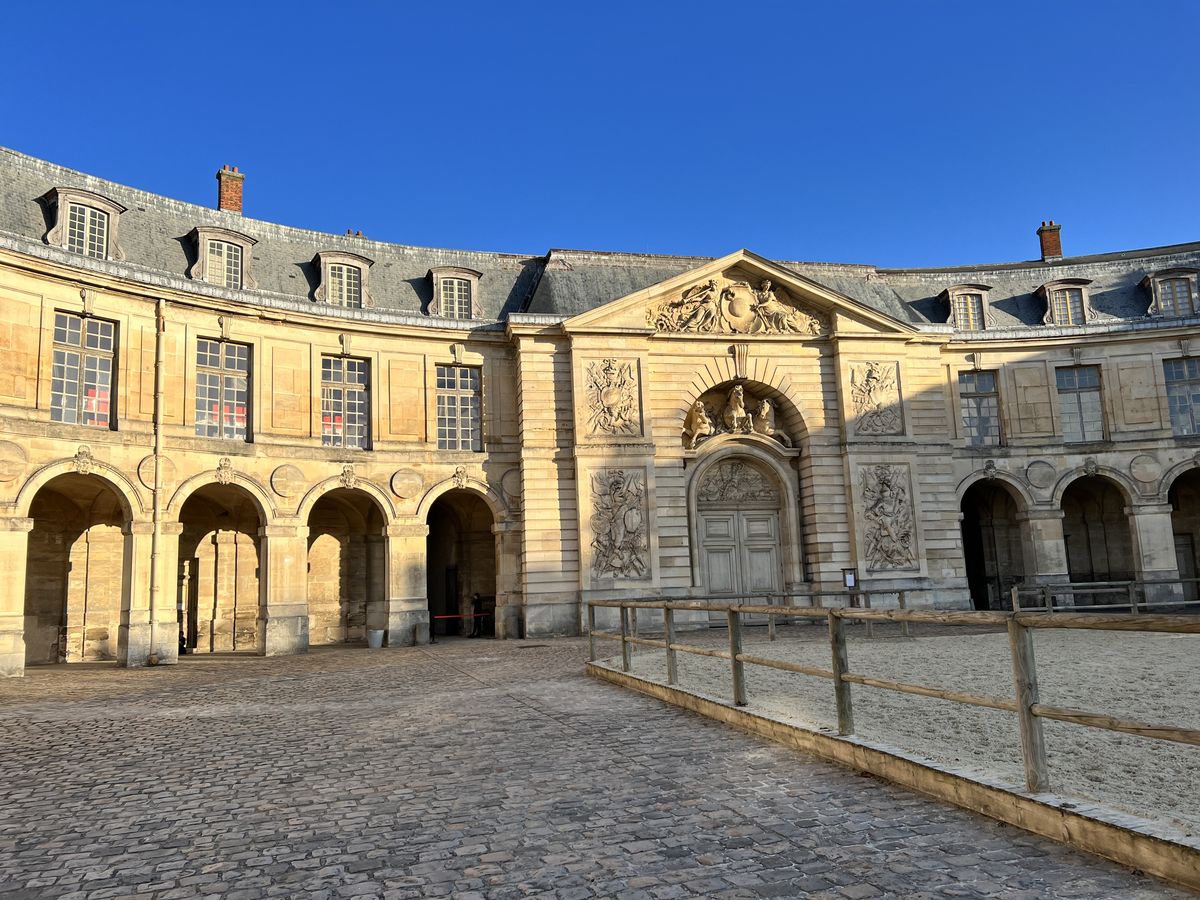 Spectacle de magie à Chartres avec un magicien sur scène devant un public émerveillé 3