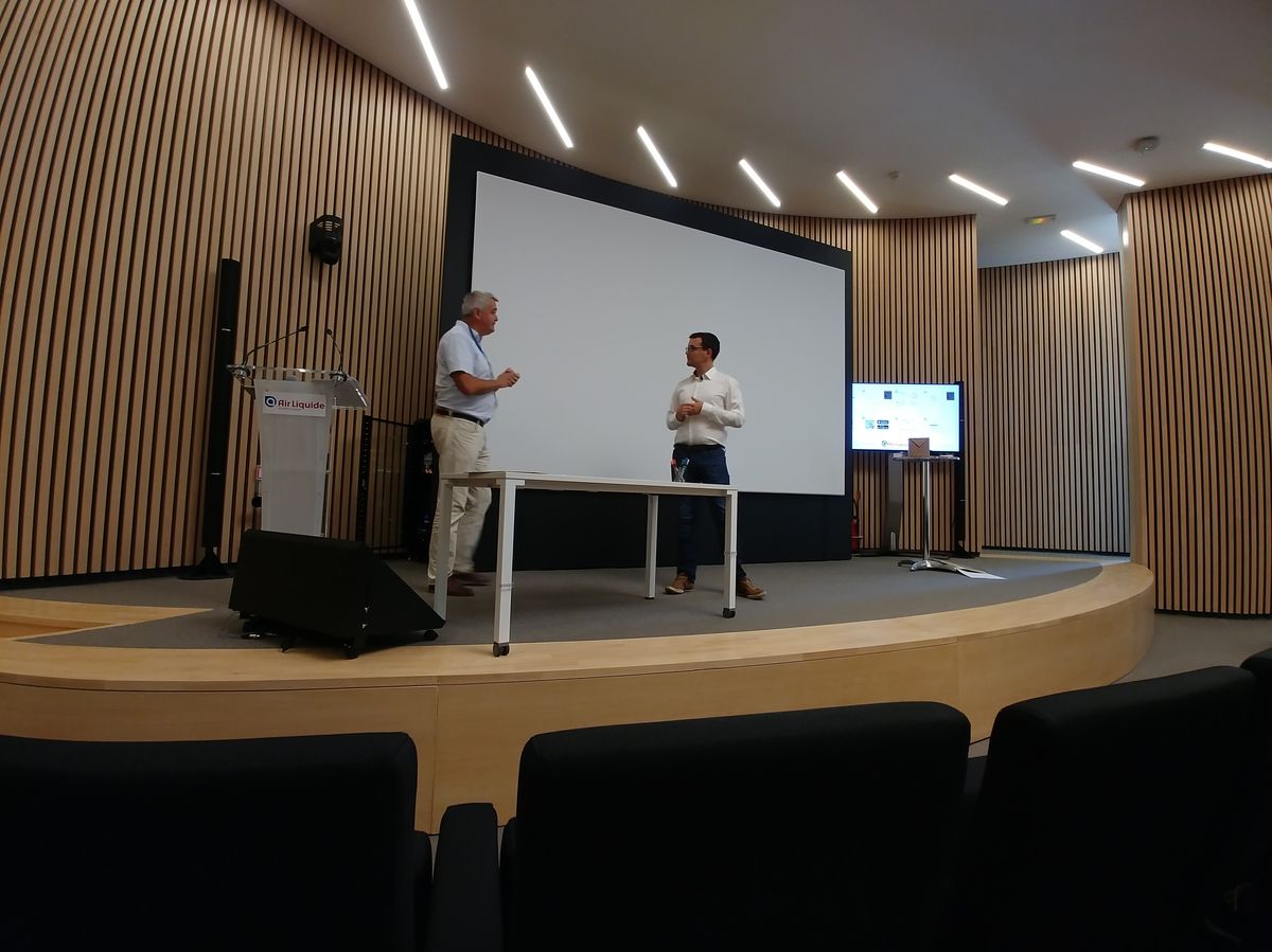 Mentaliste sur scène lors d’un spectacle de mentalisme interactif 3